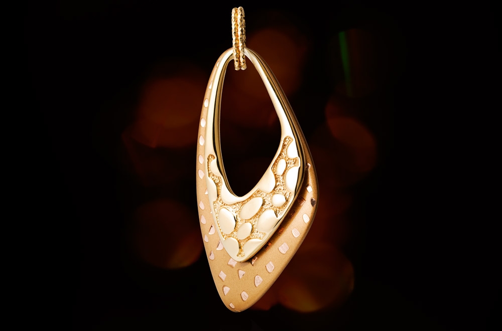 Yellow gold Pendent . 